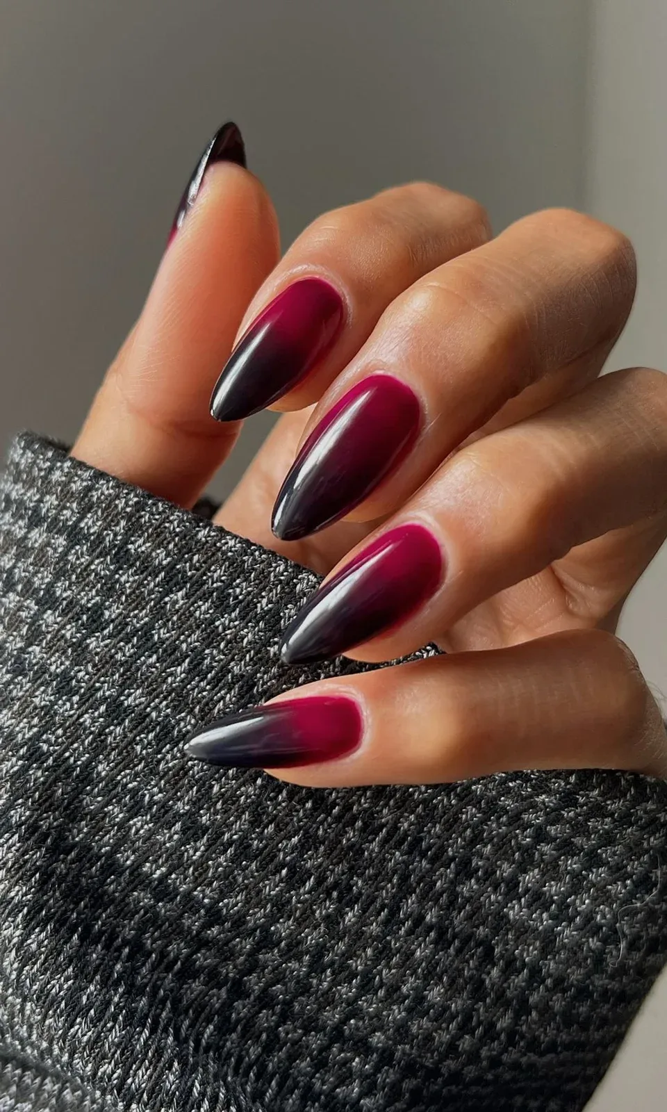 Manicura burdeos con efecto degradado en negro
