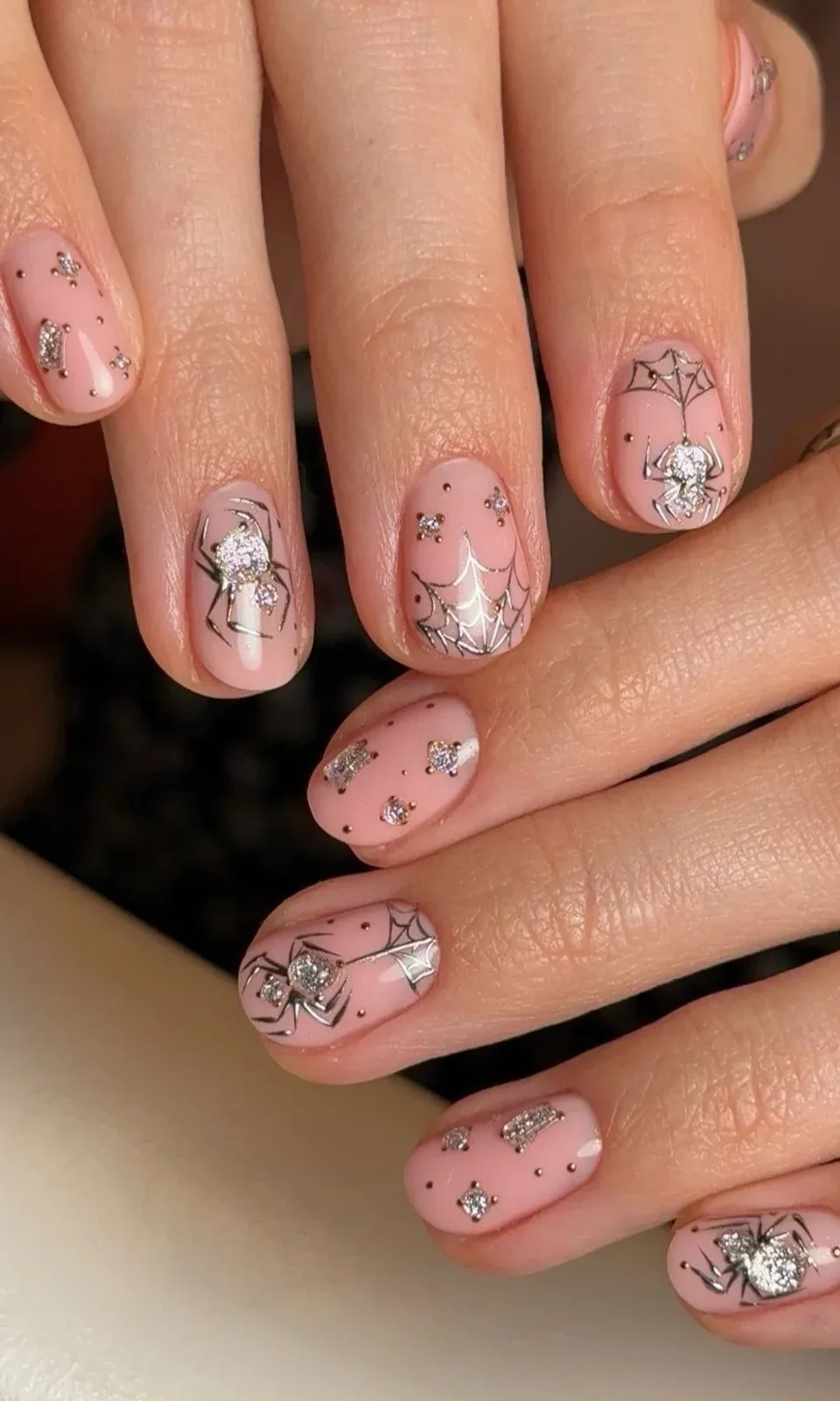 Manicura con arañas plateadas y brillos