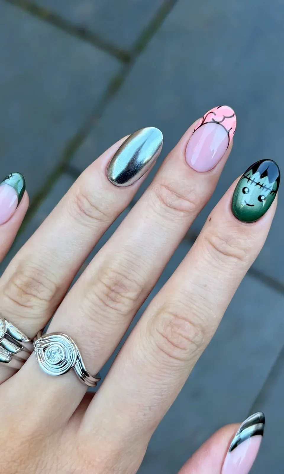 Manicura con diseño de Frankenstein