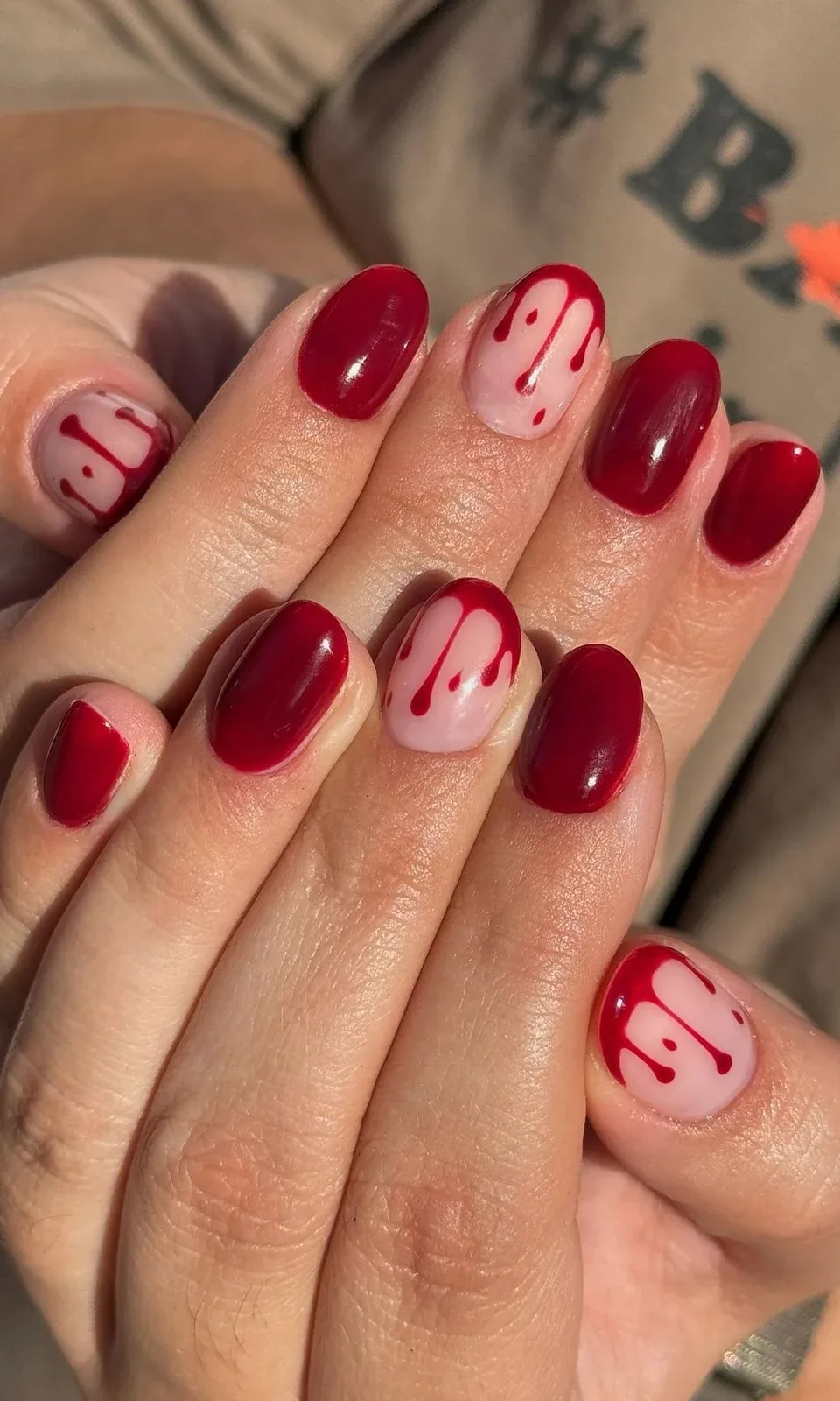 Manicura roja con efecto gotas de sangre