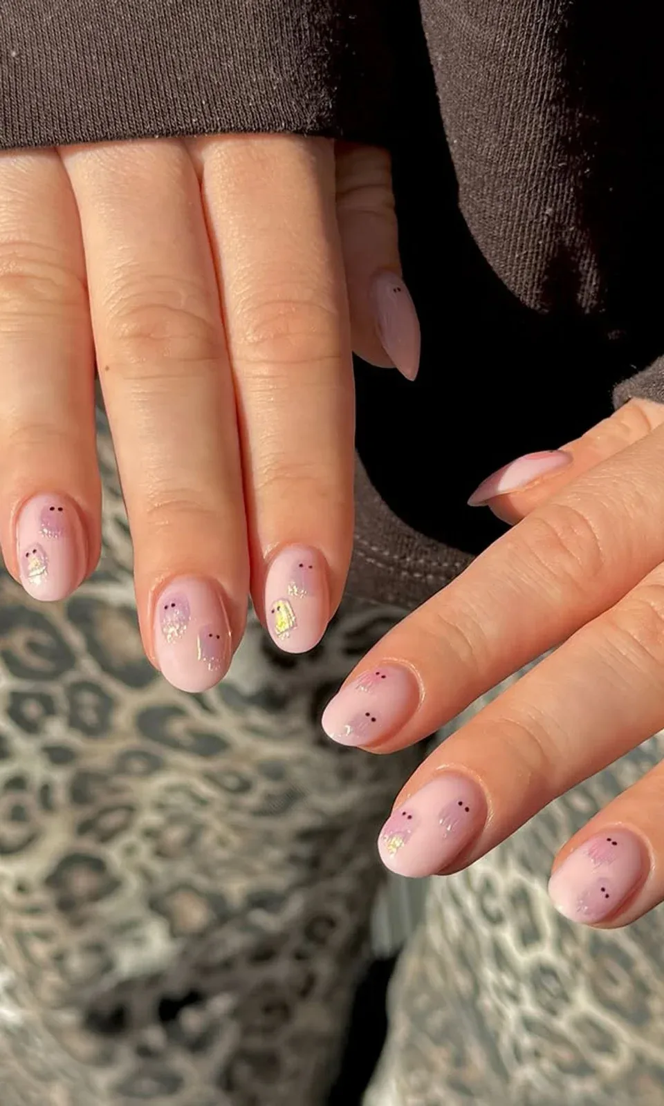 Manicura rosa con fantasmas en acabado cromado