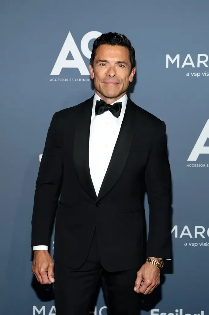 mark consuelos suit