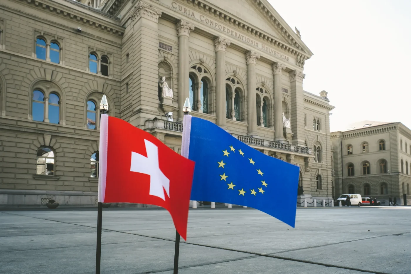 La critica all'Unione Europea e la liquidità congelata
