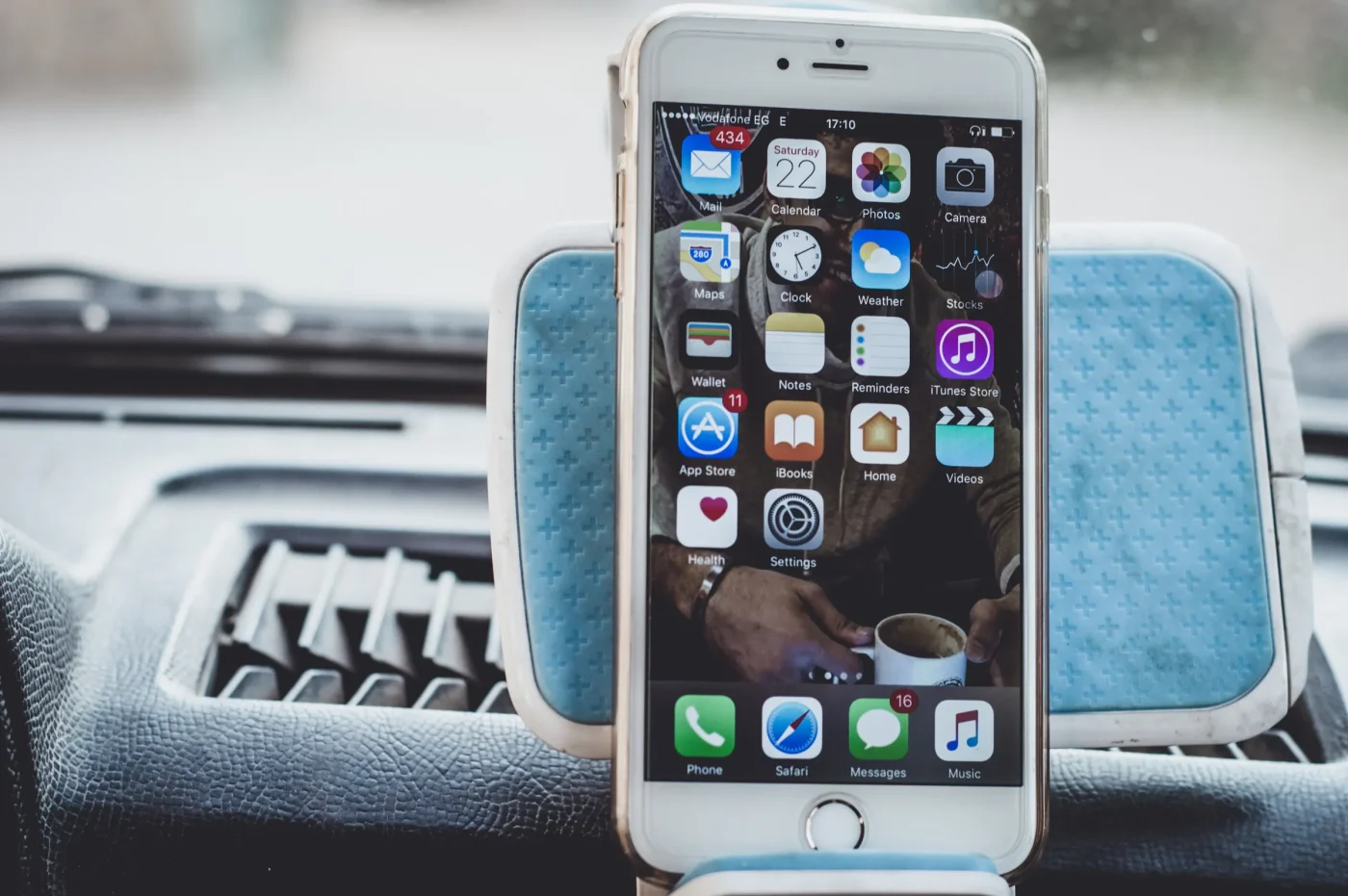 Perché Cupertino ha evitato i primi schermi flessibili?