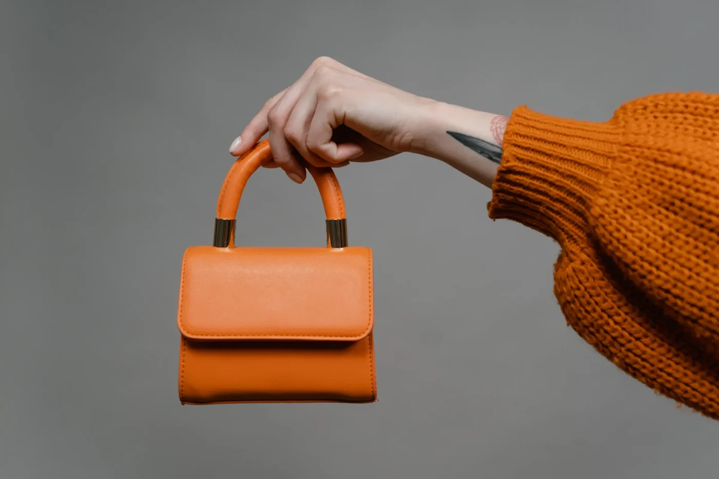 L'accessorio scultura: la geometria della Cara Bag di Ferragamo