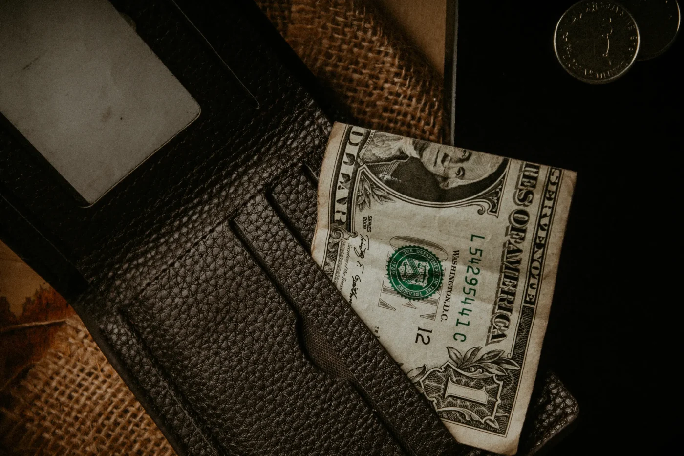 Cosa nascondeva la borsa comprata al mercatino