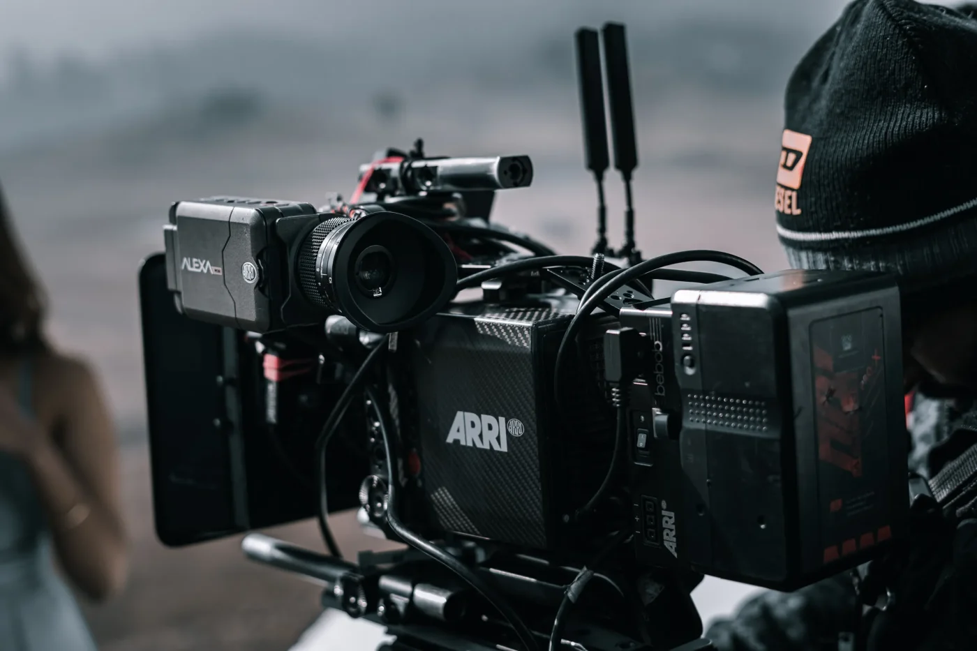 Dal set cinematografico al piccolo schermo: il cinema con Brizzi e la tv