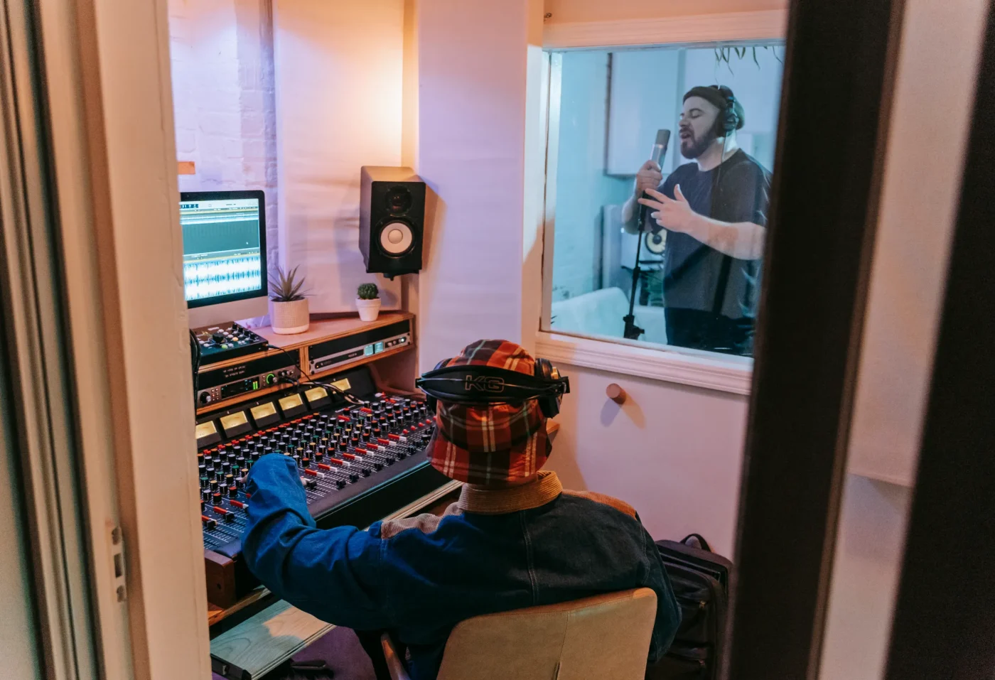 Nuova era musicale e somiglianza con Finneas