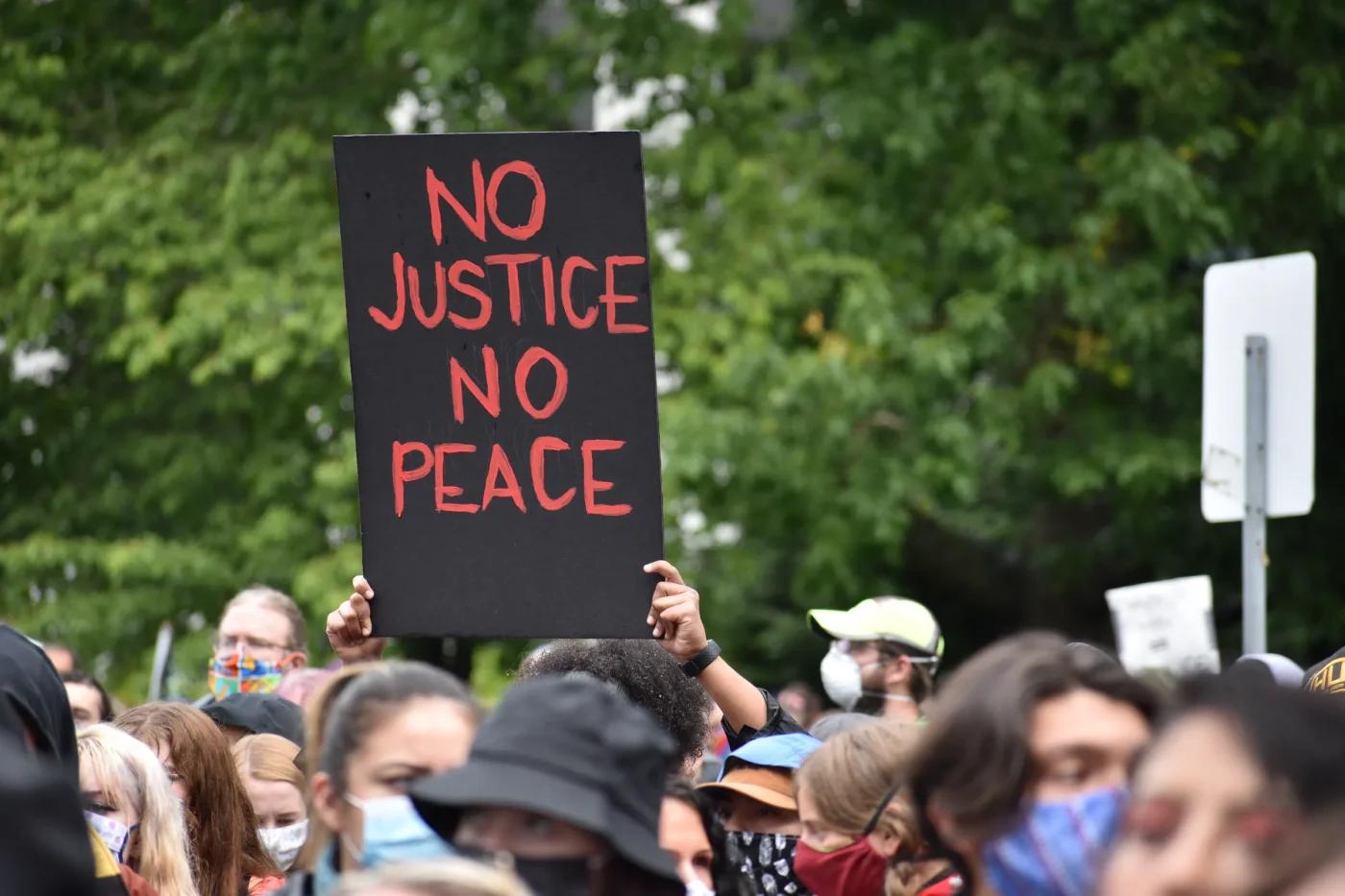 Cosa distingue la protesta pacifica dagli atti contro il patrimonio