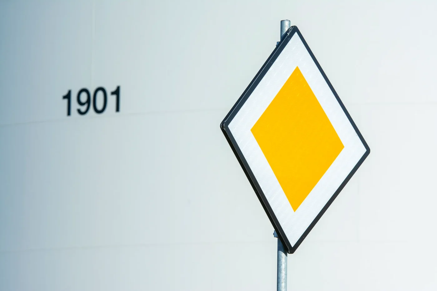 Che cosa indica il rombo giallo e bianco secondo il Codice della Strada