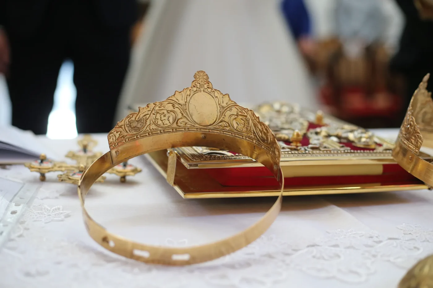 La visione per la Corona: tra memoria e rottura con il passato