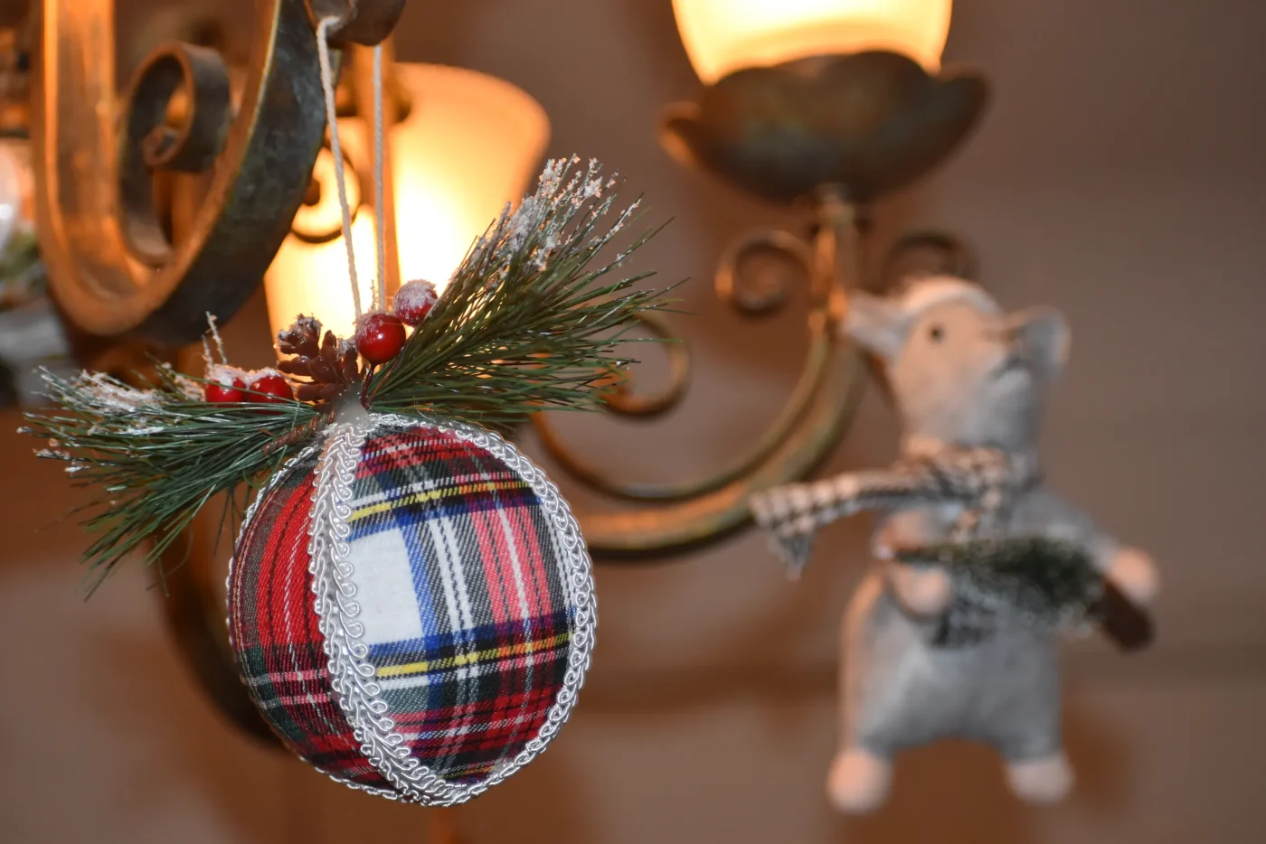 Progetto 1: Il medaglione rustico con juta e tessuto tartan