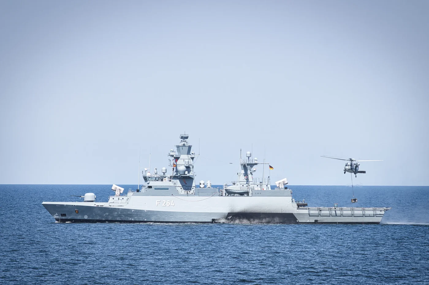 Il confronto strategico: dalle piazze europee alle acque del Golfo