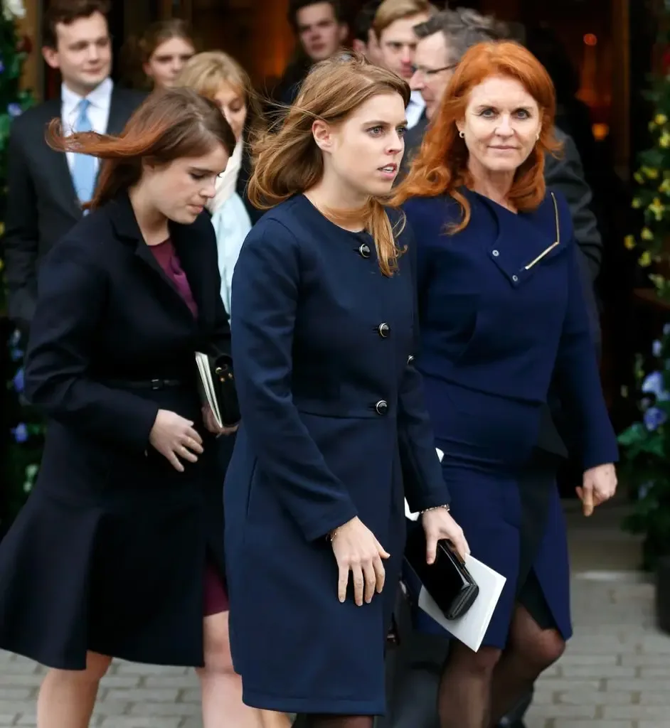 Sarah was pictured with her daughters (photo: 2015)