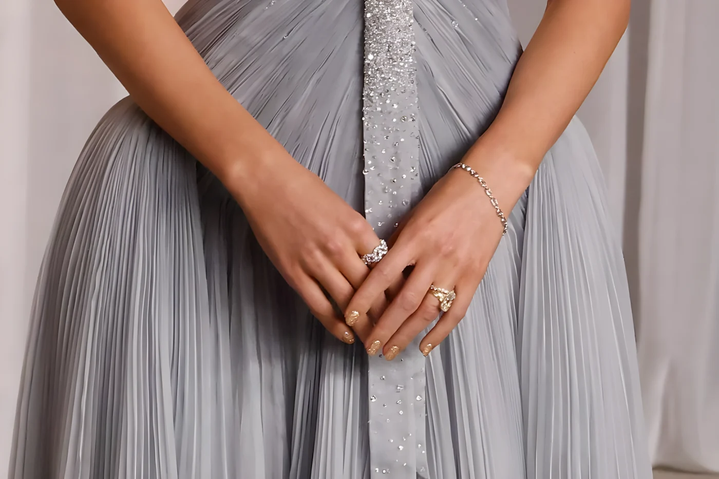 taylor swift gold nails