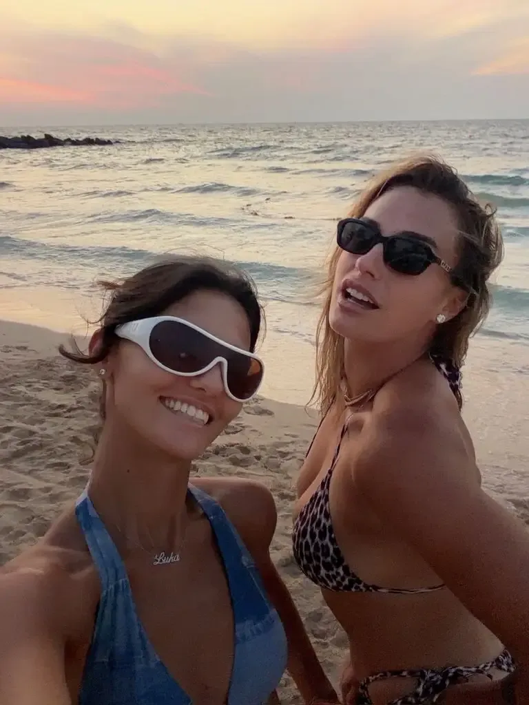 The duo spent some time with her friend