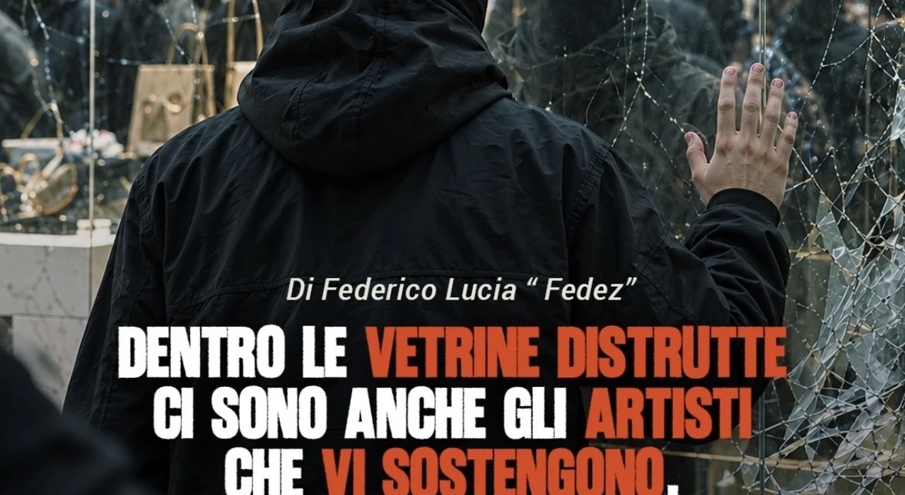 Vetrine distrutte a Milano, Fedez accusa i colleghi: «Dentro quegli scaffali ci siamo anche noi»