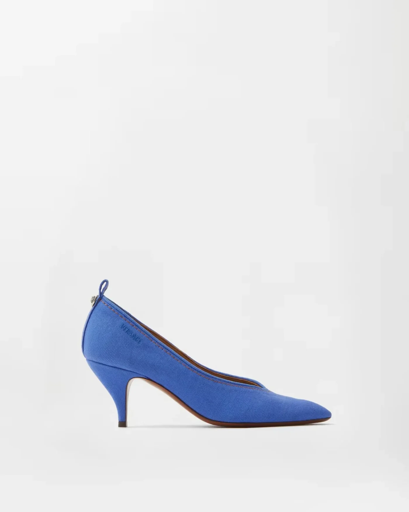 Zapatos de tacón azules de Versace.